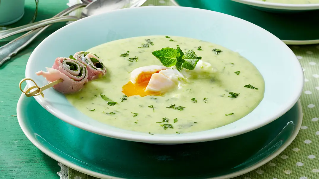 Kräutercremesuppe mit pochiertem Ei und Melisse-Schinken-Röllchen Rezept - Foto: LECKER @ Bauer Media Group Kräutercremesuppe mit pochiertem Ei und Melisse-Schinken-Röllchen Rezept - Foto: LECKER @ Bauer Media Group