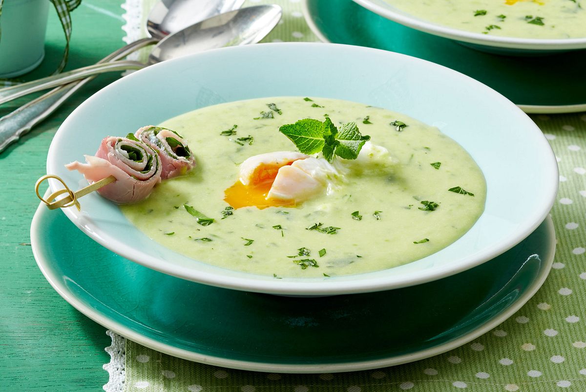 Kräutercremesuppe mit pochiertem Ei und Melisse-Schinken-Röllchen Rezept