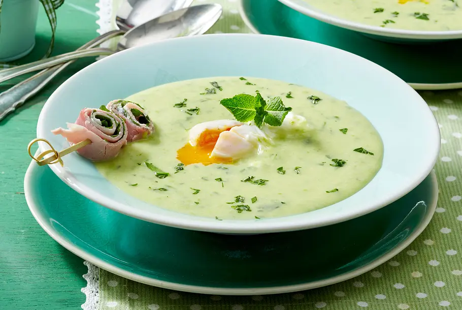 Kräutercremesuppe mit pochiertem Ei und Melisse-Schinken-Röllchen Rezept