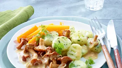 Kräutergnocchi auf Pfifferlingsrahm Rezept - Foto: LECKER @ Bauer Media Group