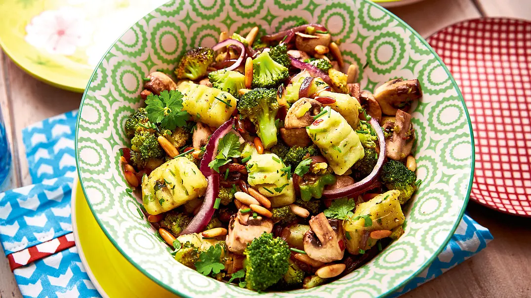 Kräutergnocchi mit Brokkoli-Pilz-Gemüse Rezept - Foto: LECKER @ Bauer Media Group Kräutergnocchi mit Brokkoli-Pilz-Gemüse Rezept - Foto: LECKER @ Bauer Media Group