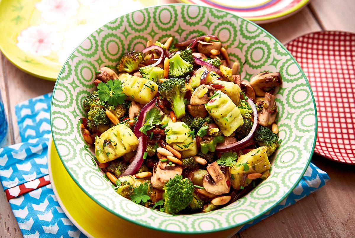 Kräutergnocchi mit Brokkoli-Pilz-Gemüse Rezept
