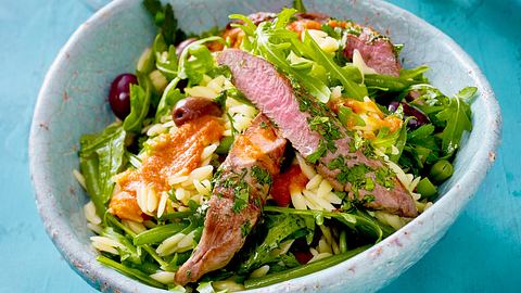 Kräuterlamm mit Pasta und Hot Harissasoße Rezept - Foto: House of Food / Bauer Food Experts KG