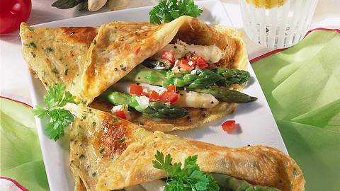 Kräuterpfannkuchen mit Spargel Rezept - Foto: House of Food / Bauer Food Experts KG