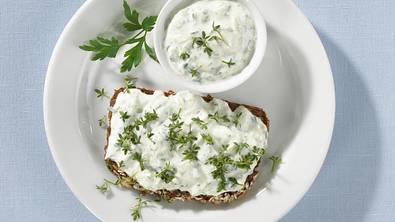 Kräuterquark-Brot Rezept - Foto: LECKER @ Bauer Media Group