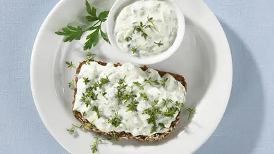 Kräuterquark-Brot Rezept - Foto: LECKER @ Bauer Media Group