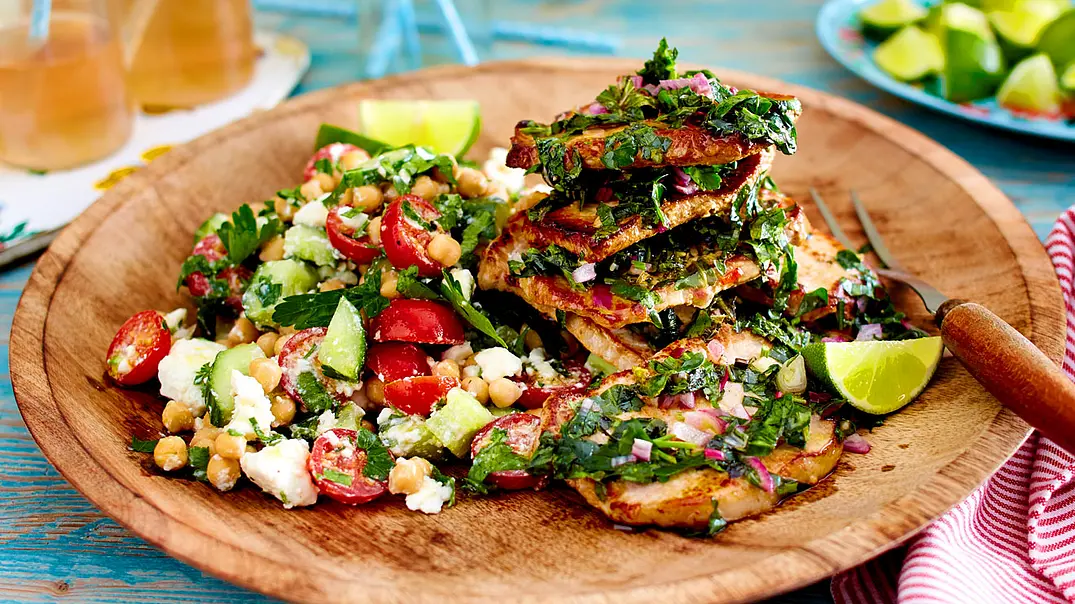 Kräuterschnitzelchen mit Kichererbsensalat Rezept - Foto: LECKER @ Bauer Media Group Kräuterschnitzelchen mit Kichererbsensalat Rezept - Foto: LECKER @ Bauer Media Group