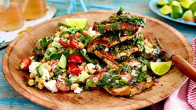 Kräuterschnitzelchen mit Kichererbsensalat Rezept - Foto: LECKER @ Bauer Media Group
