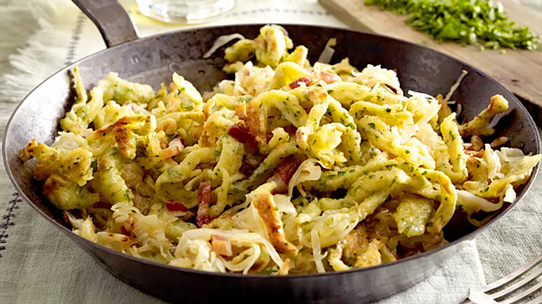 Kräuterspätzlepfanne mit Specksauerkraut Rezept - Foto: LECKER @ Bauer Media Group Kräuterspätzlepfanne mit Specksauerkraut Rezept - Foto: LECKER @ Bauer Media Group