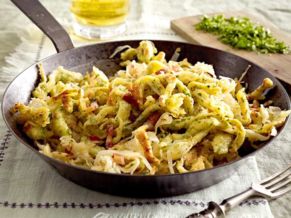 Kräuterspätzlepfanne mit Specksauerkraut Rezept