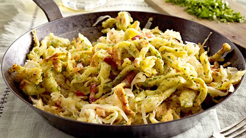 Kräuterspätzlepfanne mit Specksauerkraut Rezept - Foto: House of Food / Bauer Food Experts KG