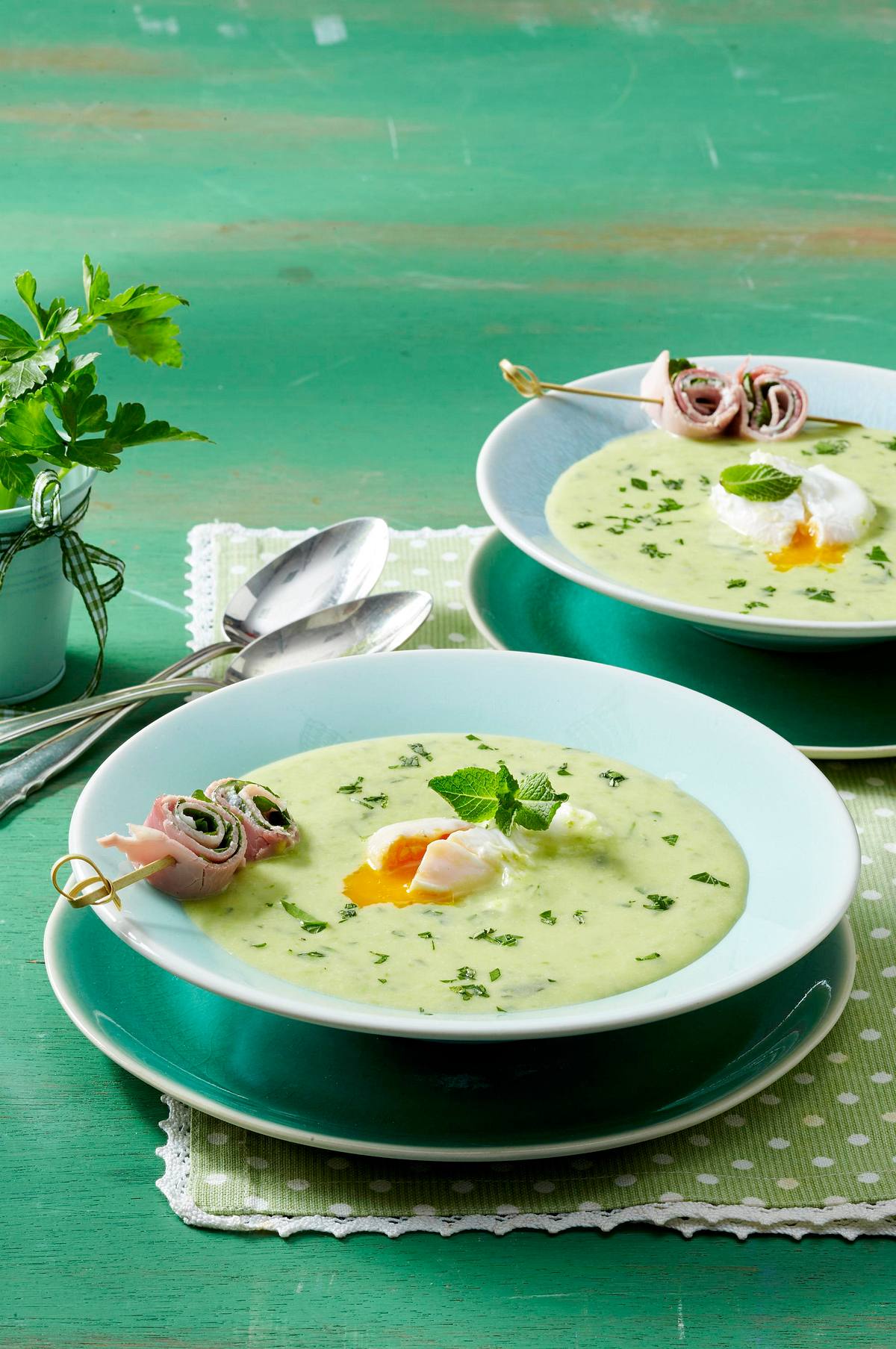 Kräutersuppe mit pochiertem Ei und Kräuter-Schinken-Röllchen Rezept