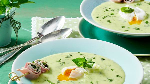 Kräutersuppe mit pochiertem Ei und Kräuter-Schinken-Röllchen Rezept - Foto: House of Food / Bauer Food Experts KG