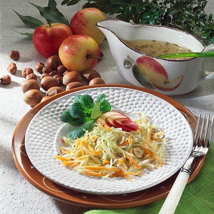 Krautsalat mit Möhren & Nüssen Rezept Krautsalat mit Möhren & Nüssen Rezept