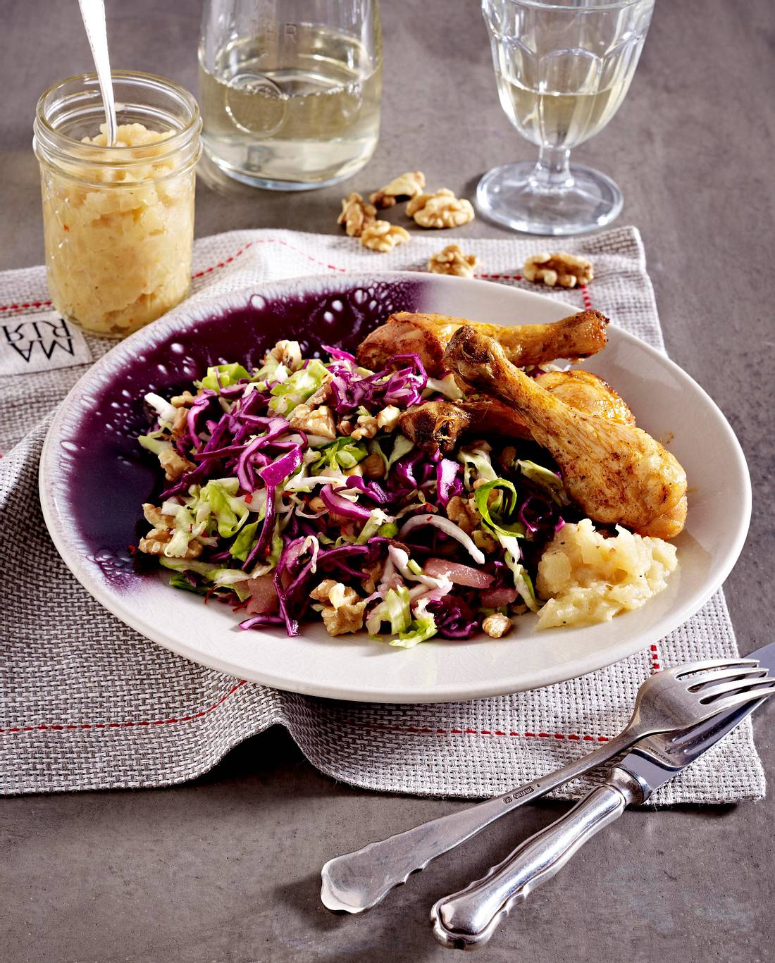 Krautsalat mit pikantem Quittenchutney zu Hähnchenkeulen Rezept | LECKER