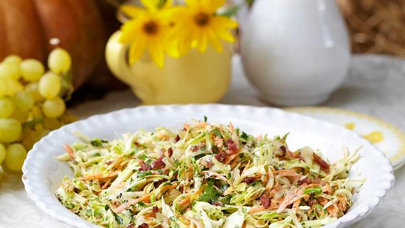 Krautsalat mit Speck-Zwiebel-Sahne-Dressing Rezept - Foto: House of Food / Bauer Food Experts KG