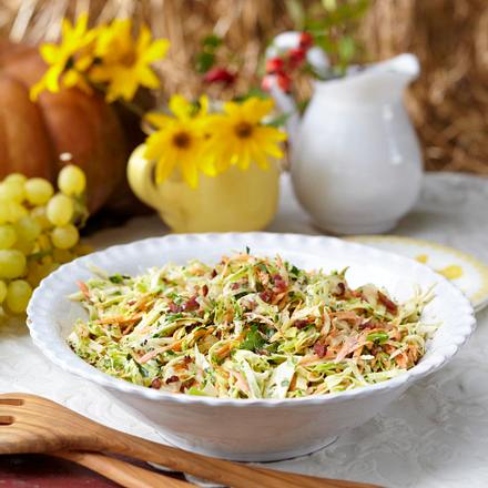 Krautsalat mit Speck-Zwiebel-Sahne-Dressing Rezept Krautsalat mit Speck-Zwiebel-Sahne-Dressing Rezept