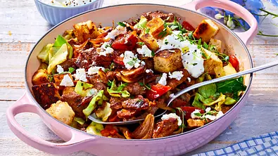 Kreta-Pfanne mit gebratenen Fladenbrot-Croutons in einer rosa Gusseisenpfanne mit 2 Henkeln - Foto: LECKER @ Bauer Media Group