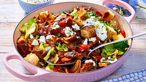 Kreta-Pfanne mit gebratenen Fladenbrot-Croutons in einer rosa Gusseisenpfanne mit 2 Henkeln - Foto: LECKER @ Bauer Media Group