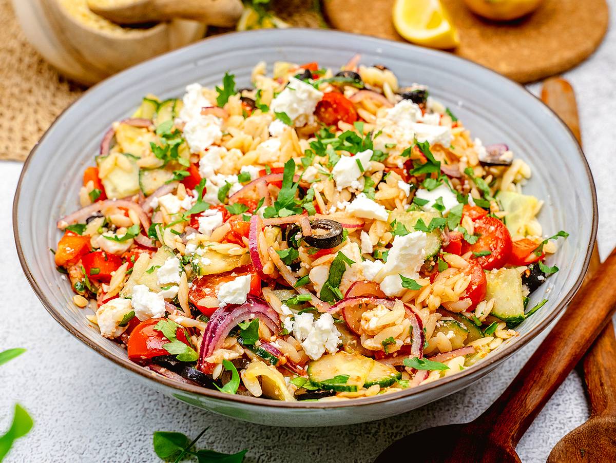 Kritharaki-Salat mit Feta in einer großen Schüssel mit frischer Petersilie