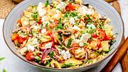 Kritharaki-Salat mit Feta in einer großen Schüssel mit frischer Petersilie - Foto:  ShowHeroes
