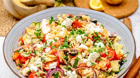 Kritharaki-Salat mit Feta in einer großen Schüssel mit frischer Petersilie - Foto:  ShowHeroes