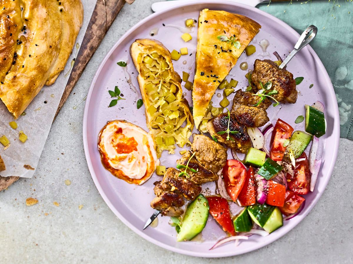 Kroatische Kartoffel-Pita mit Fleischspießen Rezept