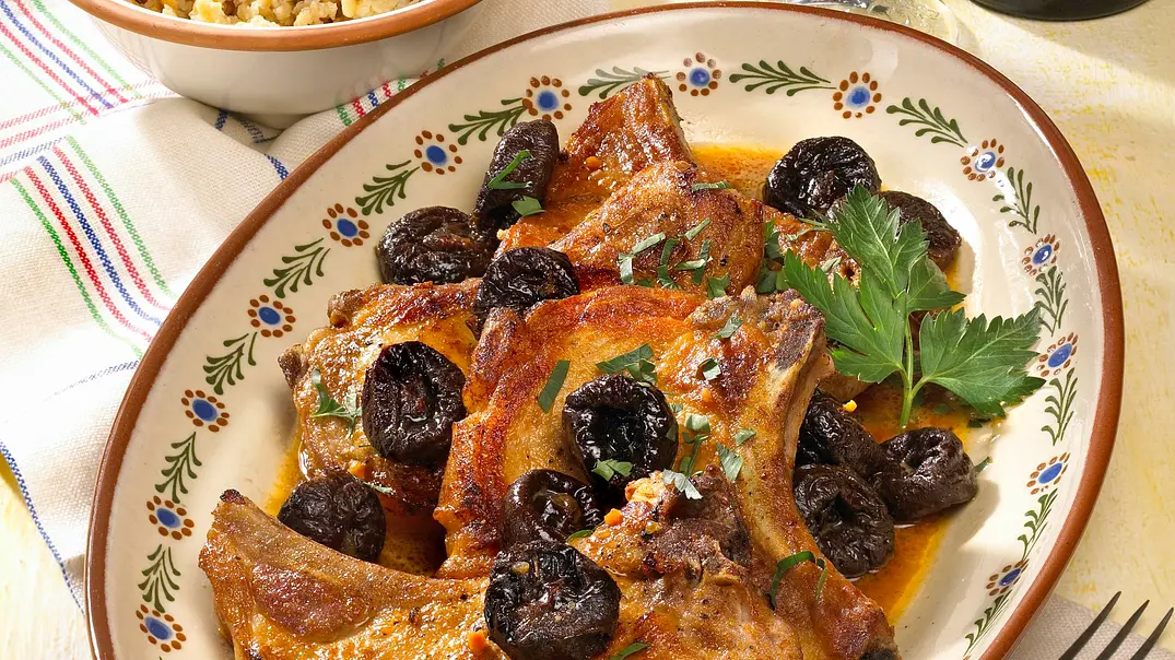 Kroatische Schweinekoteletts und geriebener Teig Rezept - Foto: LECKER @ Bauer Media Group Kroatische Schweinekoteletts und geriebener Teig Rezept - Foto: LECKER @ Bauer Media Group