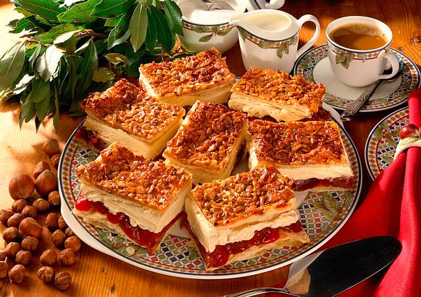 Krokant-Blätterteigschnitten mit Pflaumenkompott Rezept Krokant-Blätterteigschnitten mit Pflaumenkompott Rezept