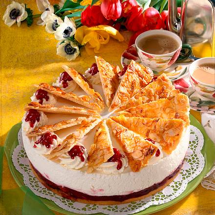 Krokant-Fächer-Torte mit Kirschen Rezept Krokant-Fächer-Torte mit Kirschen Rezept