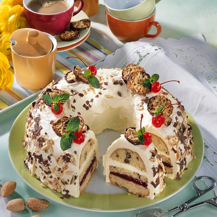 Krokant-Kranz mit Kirschen Rezept Krokant-Kranz mit Kirschen Rezept