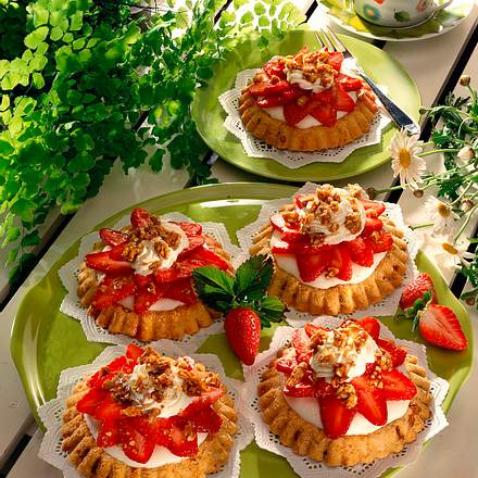 Krokant-Mürbeteigtörtchen mit Zitronenquark-Erdbeer Rezept Krokant-Mürbeteigtörtchen mit Zitronenquark-Erdbeer Rezept