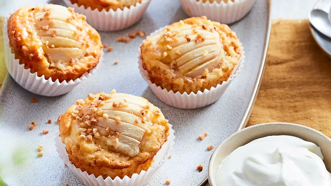 Krokant-Muffins mit Birne Rezept - Foto: LECKER @ Bauer Media Group