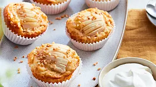 Krokant-Muffins mit Birne Rezept - Foto: LECKER @ Bauer Media Group