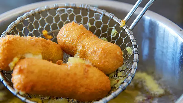 Kroketten selber machen: Kroketten in heißem Fett frittieren - Foto: LECKER @ Bauer Media Group