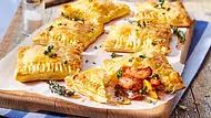 Krosse Blätterteigkissen mit Tomaten-Garnelen-Füllung Rezept - Foto: LECKER @ Bauer Media Group Krosse Blätterteigkissen mit Tomaten-Garnelen-Füllung Rezept - Foto: LECKER @ Bauer Media Group