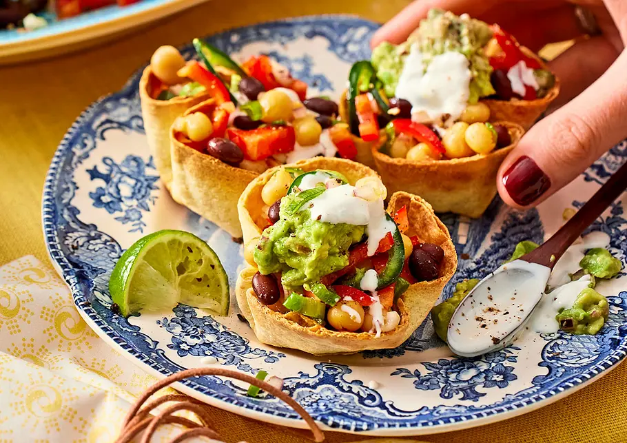 Krosse Bröd-Cups mit Bohnensalat und Avocadocreme Rezept Krosse Bröd-Cups mit Bohnensalat und Avocadocreme Rezept