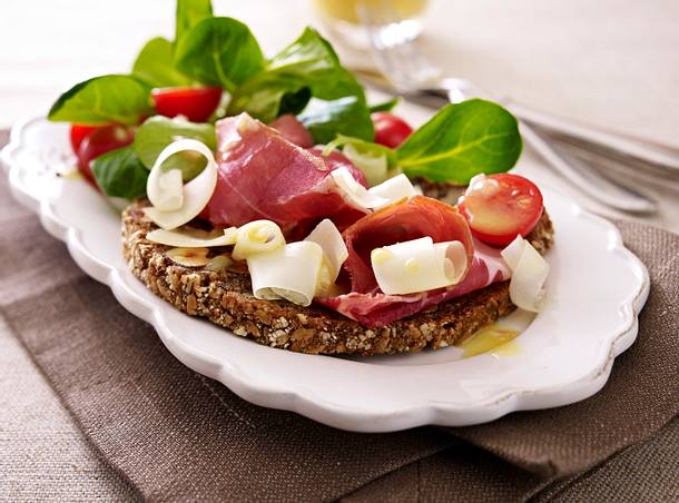 Krosses Nussbrot mit Schinken Rezept