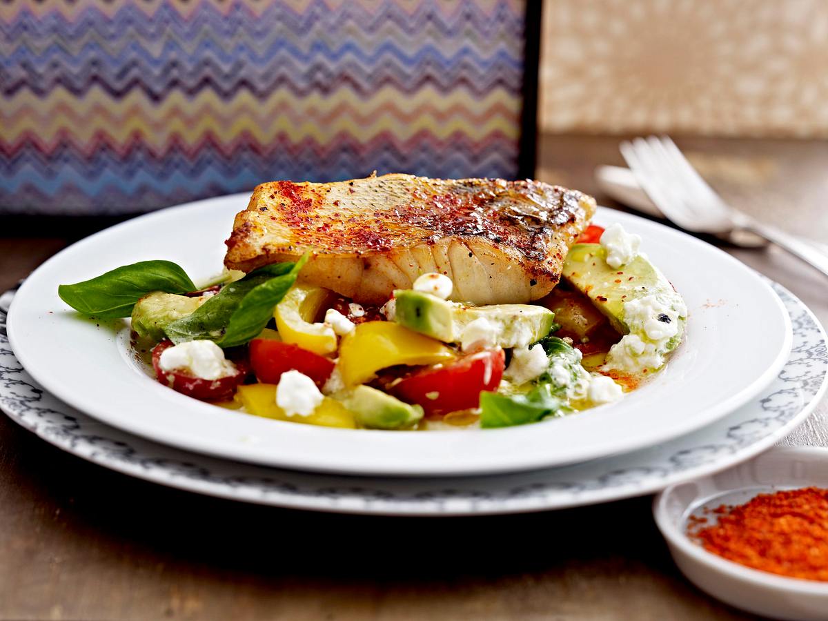 Krosses Zanderfilet mit Avocado-Hüttenkäse-Salat Rezept