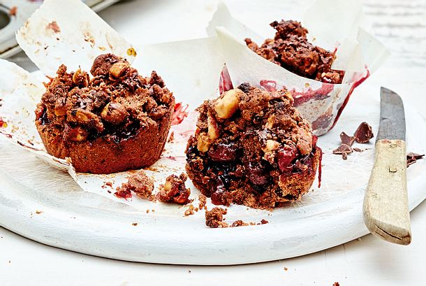 Krümel-Kirsch-Muffins mit Erdnüssen Rezept Krümel-Kirsch-Muffins mit Erdnüssen Rezept