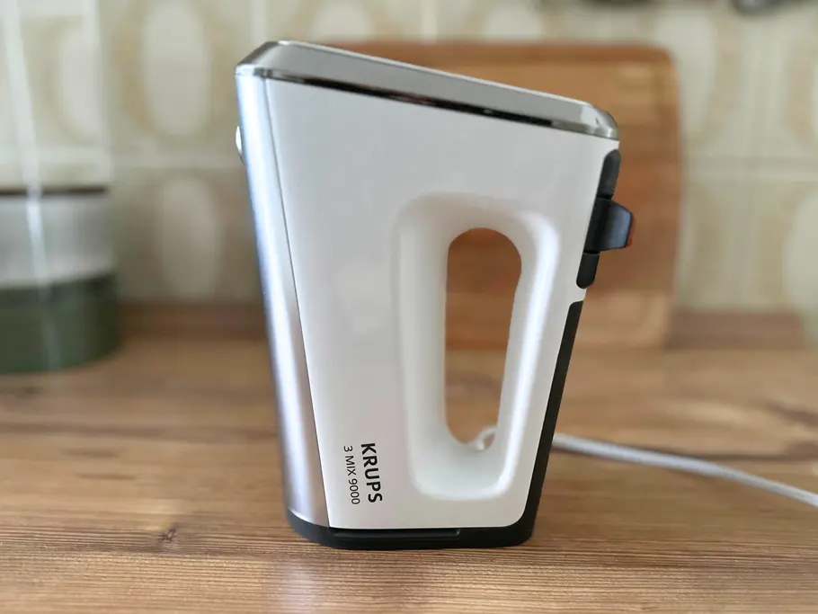 Seitenansicht vom senkrecht stehenden Krups 3Mix 9000