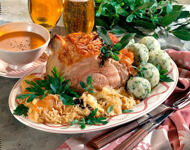 Krustenbraten auf Sauerkraut Rezept