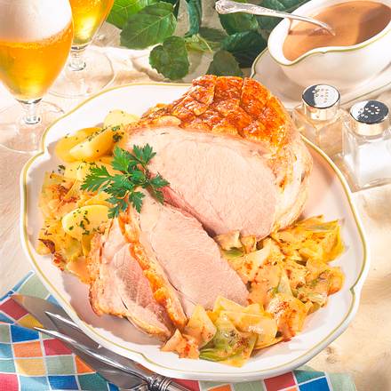 Krustenbraten auf Weißkohl Rezept Krustenbraten auf Weißkohl Rezept