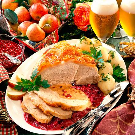Krustenbraten, Knödel und Kohl Rezept