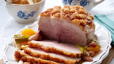 Krustenbraten mit karamellisiertem Gemüse und Aprikosen Rezept - Foto: LECKER @ Bauer Media Group
