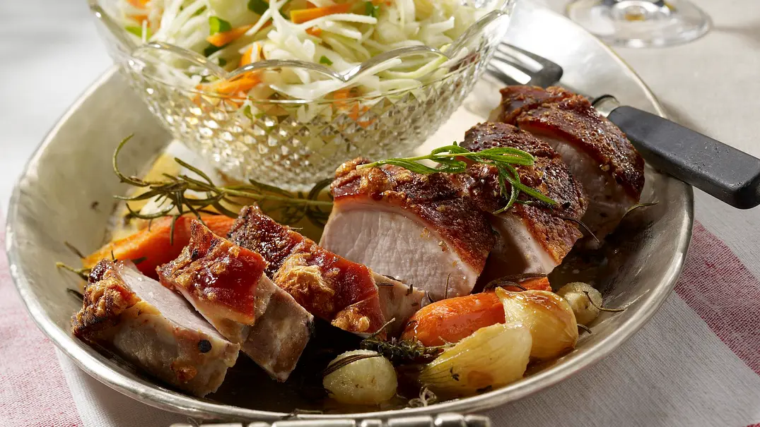 Krustenbraten mit Krautsalat Rezept - Foto: LECKER @ Bauer Media Group