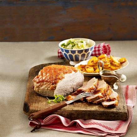 Krustenbraten mit Rahmwirsing und Bratkartoffeln Rezept Krustenbraten mit Rahmwirsing und Bratkartoffeln Rezept