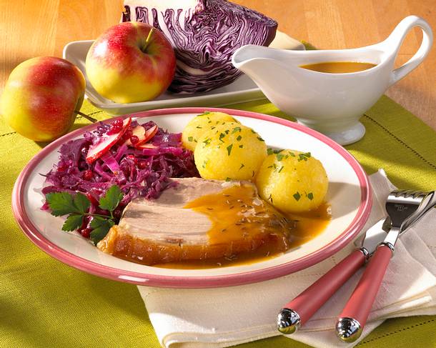 Krustenbraten mit Rotkohlsalat Rezept Krustenbraten mit Rotkohlsalat Rezept
