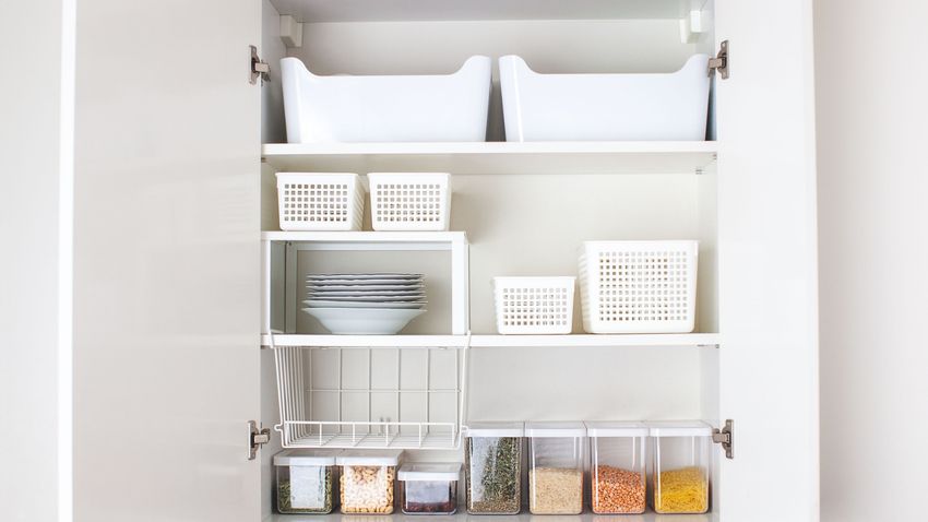 Offener Küchenschrank mit Ordnungssystem - Foto: iStock / Iuliia Efimova
