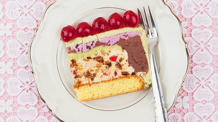 Kuchengabel und ein Stück Kuchen auf einem Teller - Foto: GettyImages, Westend61